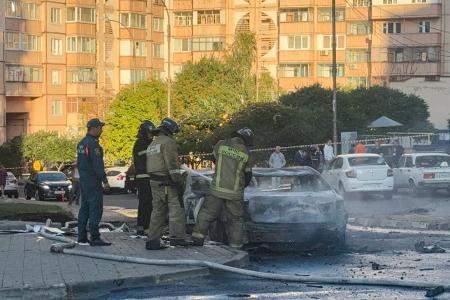 昨年9月、ロシア西部ベルゴロド州で、ウクライナ軍の攻撃後に車両の鎮火に当たる当局者ら(タス=共同)