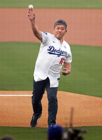 　ワールドシリーズ第３戦の始球式を務めるドジャースＯＢの野茂英雄さん＝ロサンゼルス（共同）