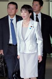 　首相官邸を出る高市首相＝２８日午前