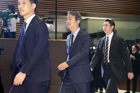 首相官邸に入る石原宏高氏(中央)=21日