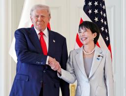 　トランプ米大統領（左）との会談を前に握手する高市首相＝２８日午前、東京・元赤坂の迎賓館（代表撮影）