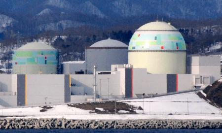 北海道電力泊原発3号機(右端)=2009年2月、北海道泊村