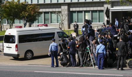 初公判のため、奈良地裁に入る山上徹也被告を乗せたとみられる車両=28日