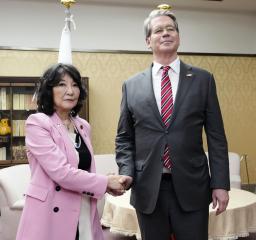 　２７日、片山財務相（左）との会談を前に握手するベセント米財務長官＝２７日夜、財務省