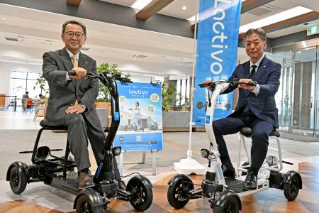 山田製作所が開発した、次世代モビリティー「ラクティボ」を販売すると発表した上毛新聞社の関口雅弘社長(左)=28日午前、前橋市