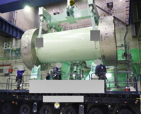 青森県むつ市の中間貯蔵施設に搬入された、核燃料を収めた金属製専用容器=27日(リサイクル燃料貯蔵提供、画像の一部が加工されています)
