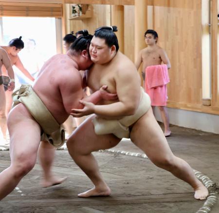 ぶつかり稽古で白熊(左)に胸を出す大の里=福岡市