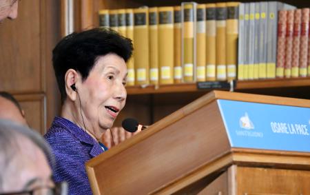 国際会議で死刑廃止を訴え、スピーチする袴田ひで子さん=28日、ローマ(共同)