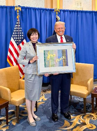 マーゴ・マーティン米大統領特別補佐官のX(旧ツイッター)に投稿された、トランプ米大統領(右)と面会した安倍元首相の妻昭恵さんの写真
