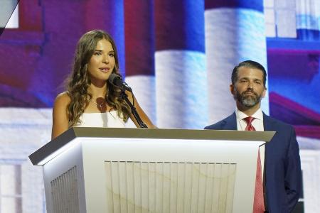 昨年7月、米ウィスコンシン州ミルウォーキーでの共和党大会で演説するトランプ氏の孫娘カイ・トランプさん(左)と長男ジュニア氏