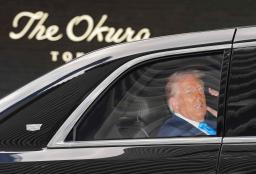 　宿泊先のホテルを出発するトランプ米大統領＝２９日午前、東京都港区