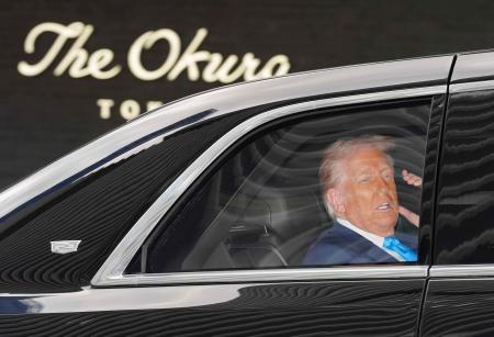 宿泊先のホテルを出発するトランプ米大統領=29日午前、東京都港区