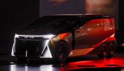 　トヨタ自動車が発表した高級車ブランド「レクサス」の六輪車両＝２９日午前、東京都江東区の東京ビッグサイト