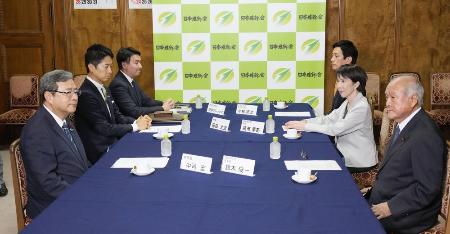 16日、自民党と日本維新の会が開いた連立政権樹立に向けた政策協議の初会合。(左手前から)日本維新の会の中司幹事長、藤田共同代表、斎藤政調会長、(右手前から)自民党の鈴木幹事長、高市総裁、小林政調会長