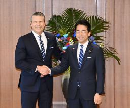 　会談前に握手する小泉防衛相（右）とヘグセス米国防長官＝２９日午前、防衛省（代表撮影）