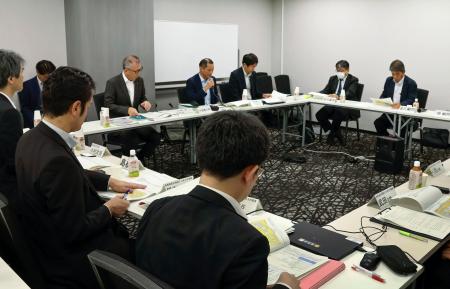 京都市で開かれた島根県原子力安全顧問会議=29日午前