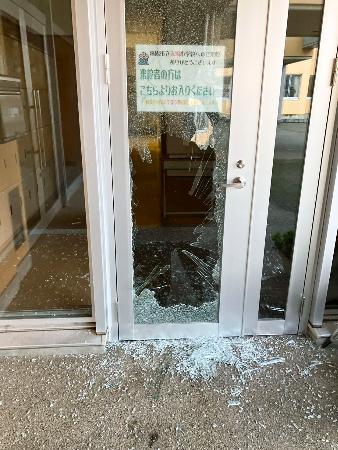 クマが体当たりして割れたとみられる山形県南陽市赤湯小のガラス=29日(市関係者のSNSより)