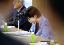 　自民党本部で開かれた党全国幹事長会議で、公明党の連立離脱について陳謝する高市首相＝２９日午後、東京・永田町