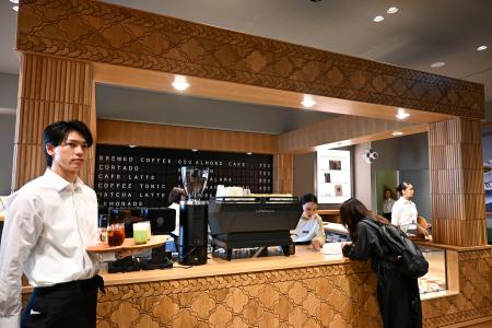 大阪・心斎橋にオープンするZARAの旗艦店に併設するカフェ=29日午後