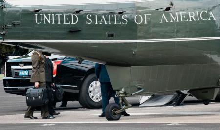 トランプ米大統領を乗せた大統領専用ヘリ、マリーンワンに運ばれる「核のボタン」とみられるかばん=29日午前、東京都港区の赤坂プレスセンター