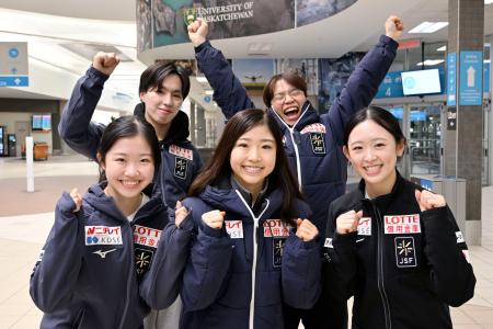 GPシリーズ第3戦のためカナダ・サスカトゥーンに到着した(手前左から)中井亜美、千葉百音、青木祐奈、(奥左から)三浦佳生、友野一希=28日(共同)