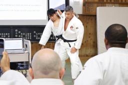 　海外指導者対象のコーチングセミナーで実技指導する井上康生氏（右）＝神奈川県平塚市の東海大