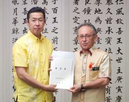 　沖縄県の玉城デニー知事（右）から要望書を受け取る黄川田沖縄北方相＝２９日午後、沖縄県庁