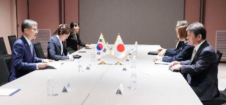 会談する茂木外相(右端)と韓国の趙顕外相(左端)=29日、韓国・慶州(外務省提供・共同)