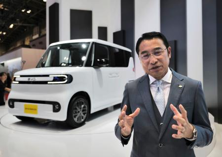 取材に応じるBYD日本法人の劉学亮社長=29日午前、東京都江東区