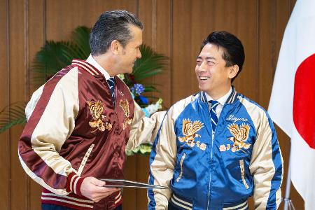 小泉防衛相(右)からプレゼントされたスカジャンを着るヘグセス米国防長官=29日(ヘグセス氏のXより)