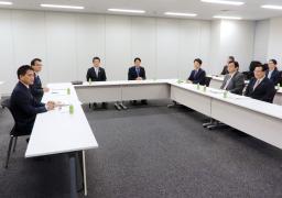 　ガソリン税に上乗せされる暫定税率の廃止に向けた与野党６党による実務者協議＝２９日午後、国会