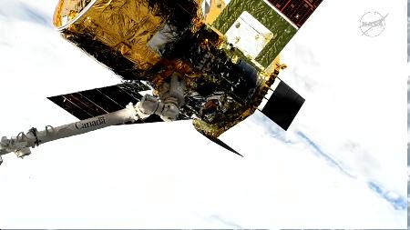 国際宇宙ステーションのロボットアームに捕捉された新型補給機「HTV―X」1号機(米航空宇宙局の中継から)