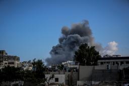 　２９日、ガザ北部ガザ市で避難民キャンプから立ち上る煙（ゲッティ＝共同）