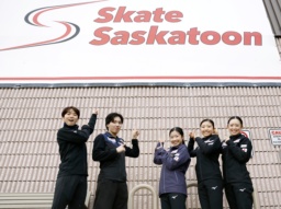 　練習を終え写真に納まる（左から）友野一希、三浦佳生、中井亜美、千葉百音、青木祐奈＝２９日、カナダ・サスカトゥーン（共同）