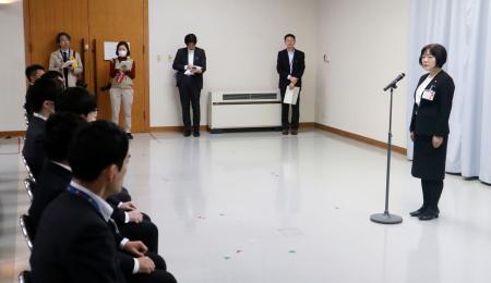 発令式であいさつする秋田県の信田真弓生活環境部長(右端)=30日午前、秋田県庁