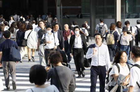 東京・丸の内を行き交う人たち=7月
