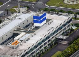 　大阪府門真市のパナソニックホールディングス本社（共同通信社ヘリから）