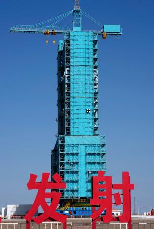 中国の有人宇宙船「神舟21号」を搭載したロケットの発射場=30日、中国・酒泉衛星発射センター(共同)