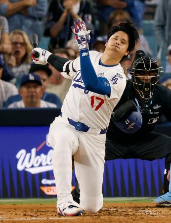 ブルージェイズ戦の3回、空振り三振に倒れるドジャース・大谷=ロサンゼルス(共同)