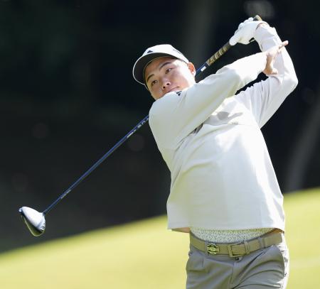 　第１日、１２番でティーショットを放つ吉田泰基。５アンダーで首位＝成田ヒルズＣＣ