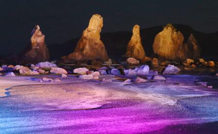 　ライトアップの試験点灯が行われた国指定天然記念物「橋杭岩」＝３０日夜、和歌山県串本町