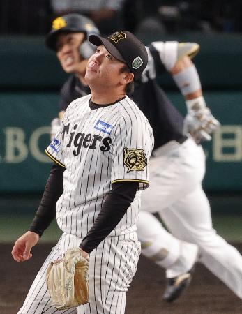 11回、野村(奥)に勝ち越しソロを浴びた阪神・村上=甲子園