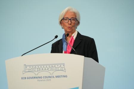 イタリア・フィレンツェで記者会見するECBのラガルド総裁=30日(共同)