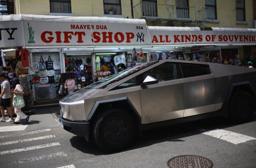 　米テスラのサイバートラック＝７月、米ニューヨーク（ロイター＝共同）