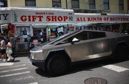 米テスラのサイバートラック=7月、米ニューヨーク(ロイター=共同)