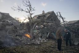 　３０日、ウクライナ東部ドネツク州クラマトルスクでのミサイル攻撃で損壊した建物（ゲッティ＝共同）