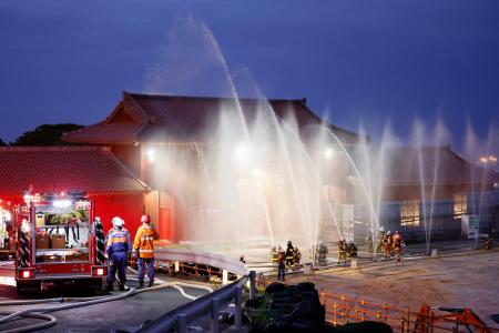 再建工事が進む首里城の正殿周辺で行われた消火訓練=31日早朝、那覇市