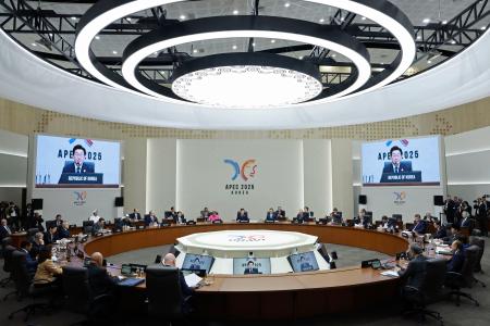 韓国・慶州で開幕したAPEC首脳会議の会合=31日(AP=共同)