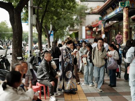 国慶節に伴う大型連休で、にぎわう北京中心部の繁華街=10月(共同)