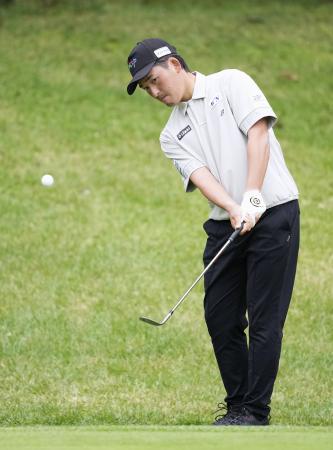 　第２日、通算１０アンダーで首位の金子駆大＝成田ヒルズＣＣ